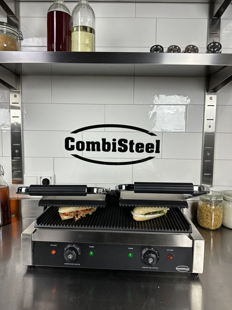 Elektrischer Doppel-Kontaktgrill gerillt 3,6 kW / Combisteel – professioneller Kontaktgrill für Gastronomie