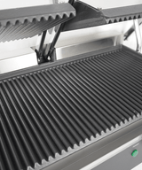 Elektrischer Doppel-Kontaktgrill gerillt 3,6 kW / Combisteel – professioneller Kontaktgrill für Gastronomie